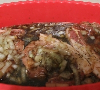 Аппетитное мясо в мультипечи с соусом и маринованным луком(Шаг №3)