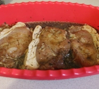 Аппетитное мясо в мультипечи с соусом и маринованным луком(Шаг №4)