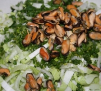 Легкий салат с пекинской капустой и морепродуктами(Шаг №5)