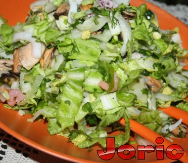 Легкий салат с пекинской капустой и морепродуктами