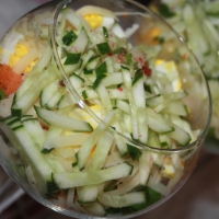 Салат с консервированным кальмаром в бокале