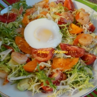Салат с креветками и яйцом пашот