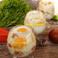 Яйца, запеченные в стакане