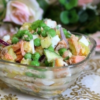 Салат из форели с зеленым горошком
