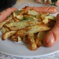 Жареный картофель с сосисками в мультипечи
