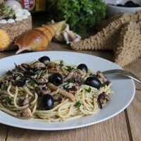 Спагетти с дарами моря и маслинами