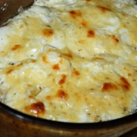 Кижуч (атлантический лосось) запеченный с сыром, сметаной и луком