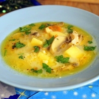 Куриный суп с рисом, грибами и плавленным сыром