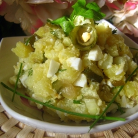Картофельный салат с малосольным огурцом